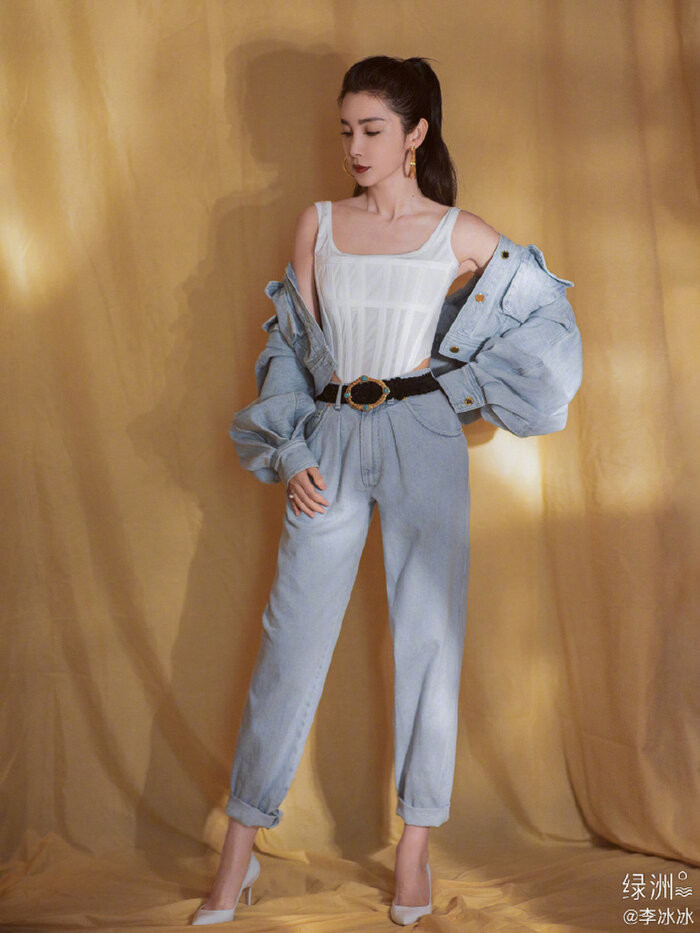 Không chỉ có nhan sắc trẻ trung mà thân hình thanh mảnh, đặc biệt là vòng eo thon gọn của Lý Băng Băng cũng khiến không ít người bất ngờ