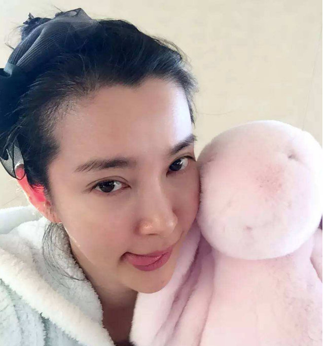 Nhìn gương mặt mộc mạc này nhiều người không thể tin cô đã ở tuổi 47