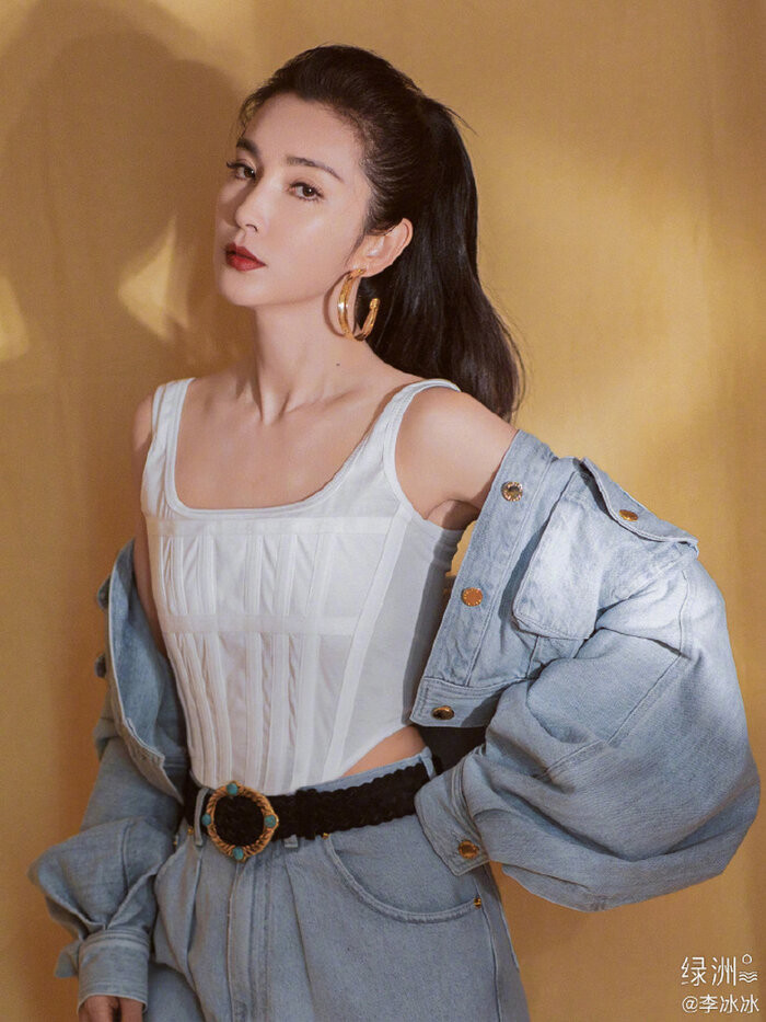 Trong ảnh, cô diện áo khoác demin, quần jean cùng màu kết hợp với áo dệt kim cắt xẻ eo