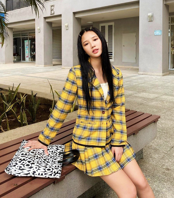 Tại Việt Nam, Amee là một trong các sao Việt ưu ái phong cách nữ sinh sang chảnh này. 