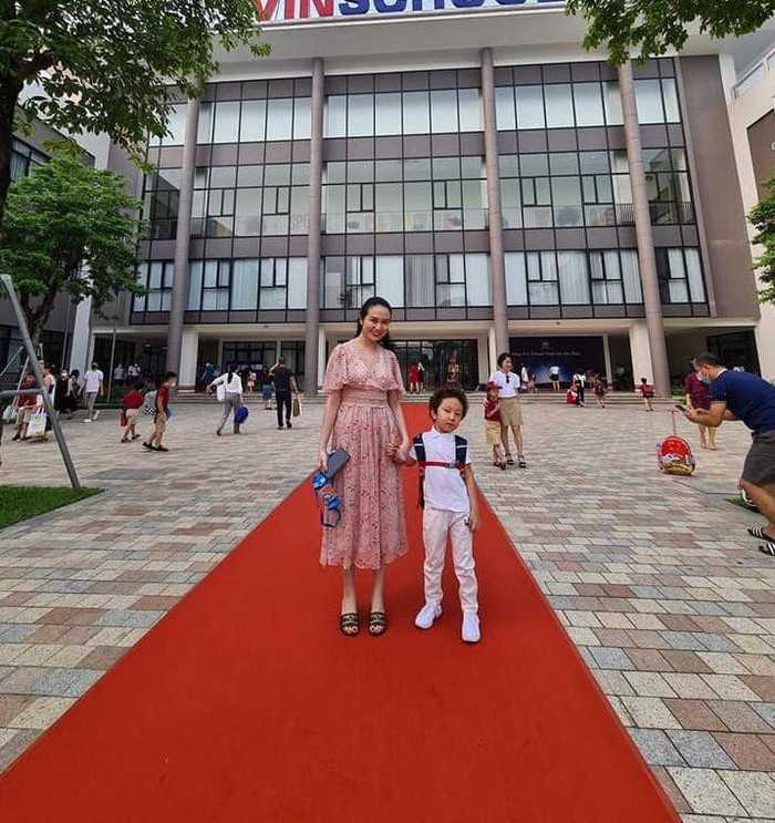 Tuấn Hưng cùng bà xã đưa bé Su Hào đến trường trong ngày đầu bước vào lớp 1 Ảnh 4
