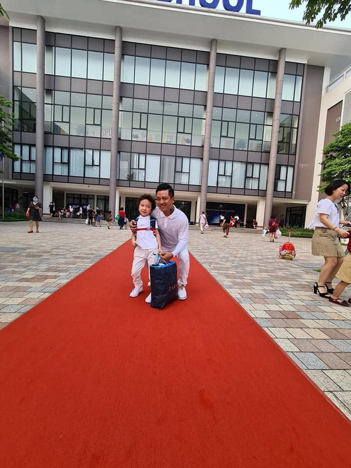 Tuấn Hưng cùng bà xã đưa bé Su Hào đến trường trong ngày đầu bước vào lớp 1 Ảnh 3