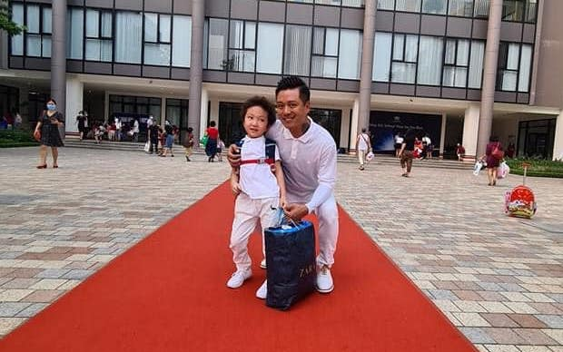 Tuấn Hưng cùng bà xã đưa bé Su Hào đến trường trong ngày đầu bước vào lớp 1 Ảnh 2