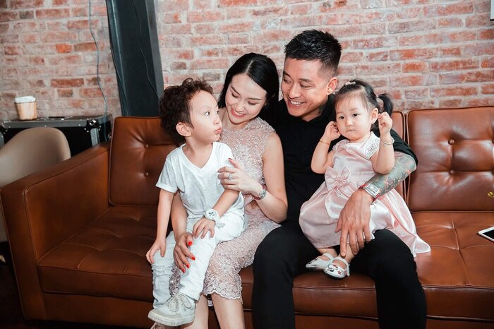 Tuấn Hưng cùng bà xã đưa bé Su Hào đến trường trong ngày đầu bước vào lớp 1 Ảnh 5