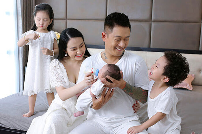 Tuấn Hưng cùng bà xã đưa bé Su Hào đến trường trong ngày đầu bước vào lớp 1 Ảnh 6