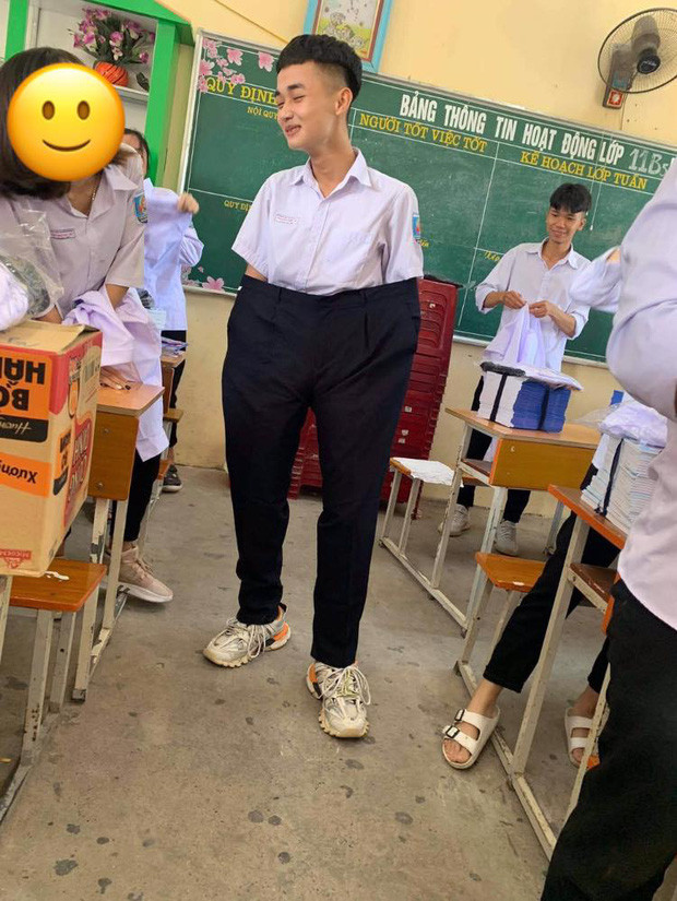 Hình ảnh nam sinh mếu máo không biết nên mừng hay nên vui khi phải nhận về chiếc quần... quá cỡ. Ảnh: Group Trường Người Ta