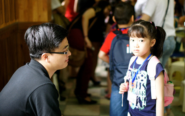 'Cay khóe mắt' trước bài thơ của bố gửi con gái vào lớp 1: 'Cha muốn con trở thành một người tử tế...' Ảnh 2