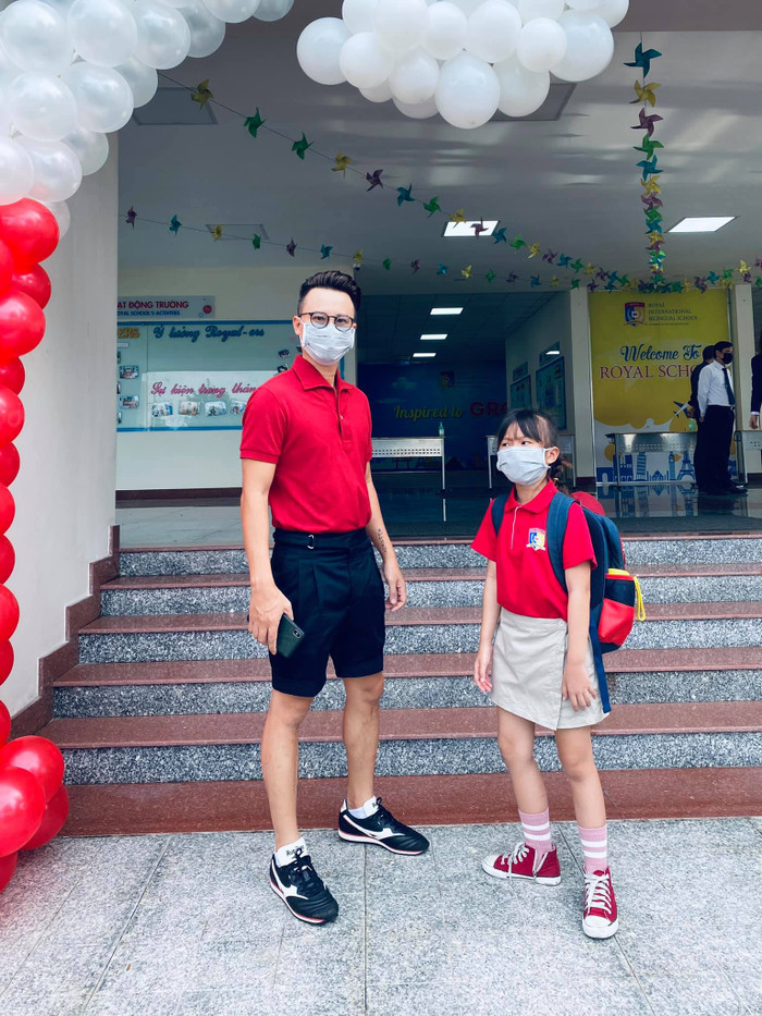 Hoàng Bách mặc đồ tương đồng với con gái trong ngày tựu trường của cô bé.