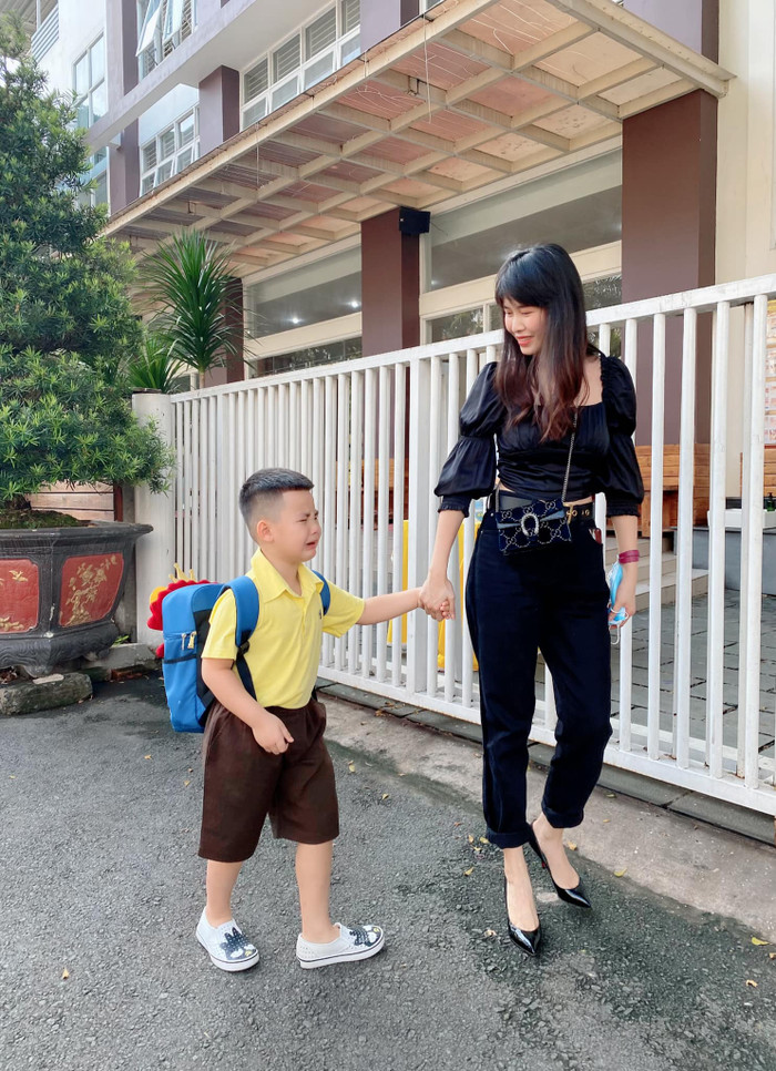 Khoảnh khắc cậu con trai út mếu máo khi được mẹ dắt tay vào lớp khiến không ít người phì cười vì quá đỗi đáng yêu 