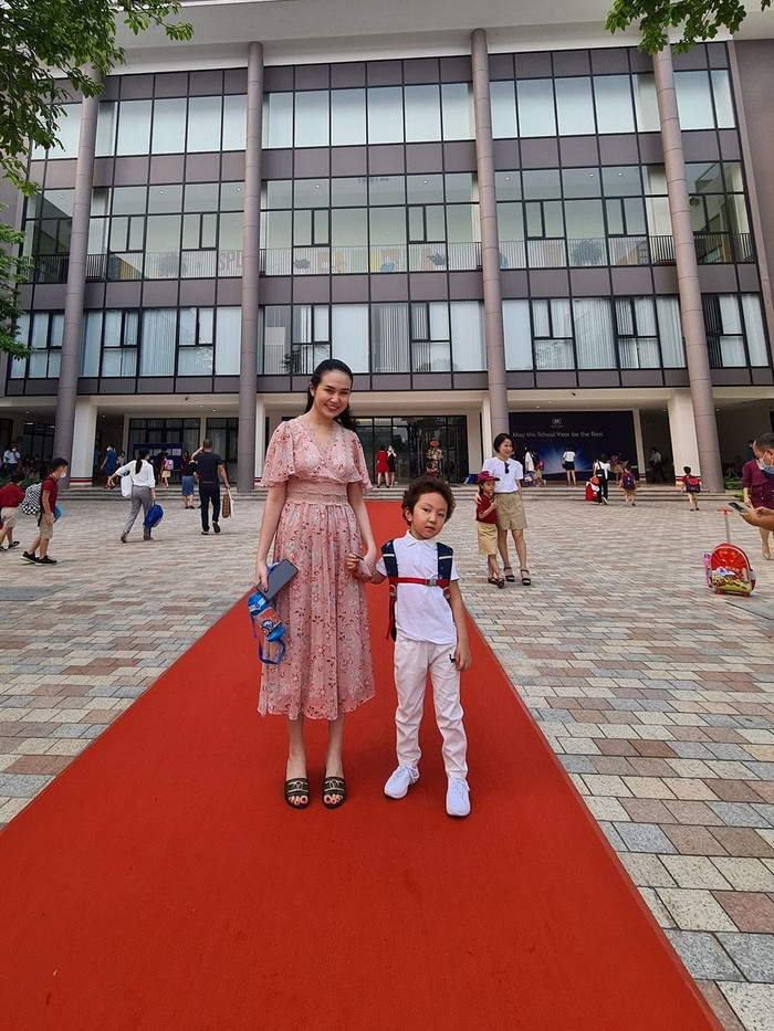 Cũng giống như nhiều ông bố bà mẹ khác, vợ chồng Tuấn Hưng cũng vô cùng hồi hộp trước ngày con trai bước vào lớp 1