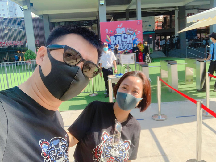 Hai vợ chồng nữ MC cũng mặc đồ đôi đưa các con tựu trường