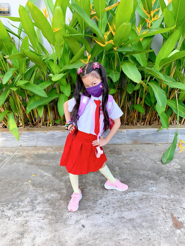 Cô bé luôn đeo khẩu trang để hạn chế và phòng ngừa dịch bệnh