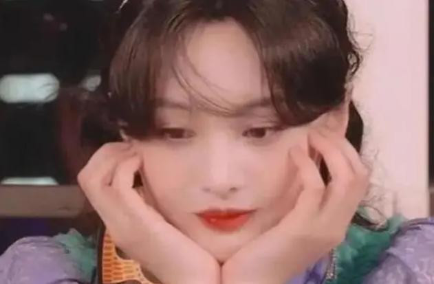 Trịnh Sảng từng khiến dư luận dậy sóng vì những hành vi khó hiểu của cô trên sóng livestream.