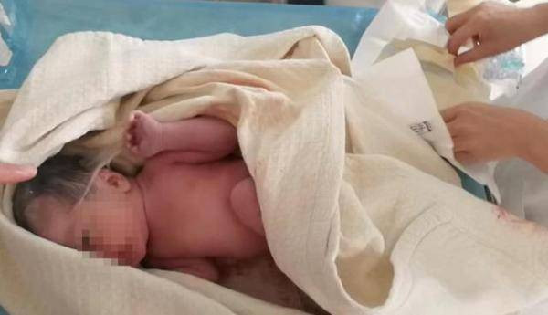 Bé gái may mắn vẫn khỏe mạnh sau khi bị mẹ bỏ rơi. 