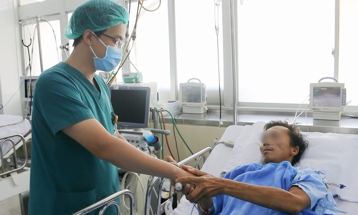 Anh T. bắt tay bác sĩ đã điều trị cho mình