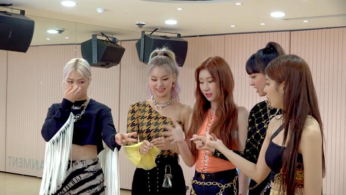 Các thành viên oẳn tù tì bốc thăm vị trí.