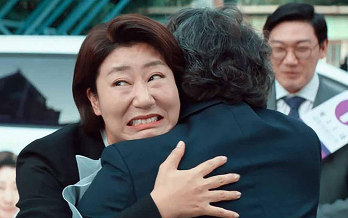 Honest Candidate: 'Còn gì tuyệt vời hơn khi được ném chiếc túi Chanel vào trong con Ferrari và chỉ việc ngồi khóc lóc trong nó' Ảnh 2