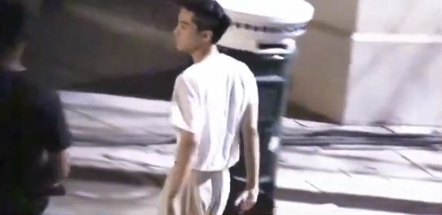 Dù hình ảnh khá mờ nhưng vẫn có thể nhận ra được vóc dáng gầy hiện tại của Vương Tuấn Khải