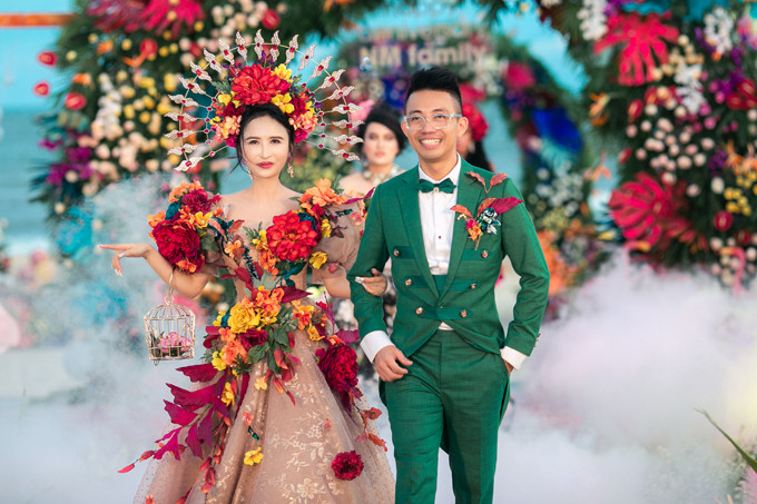 Dân tình luôn choáng ngợp với những bữa tiệc hoành tráng của Minh Nhựa cùng Mina Phạm