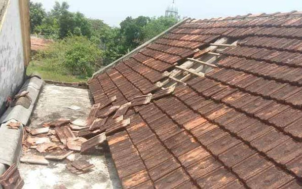 Máy bay hạ cánh xuống sân bay làm tốc mái ngói nhà dân Ảnh 2