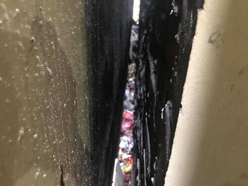 Khe tường cháu bé bị bỏ rơi.