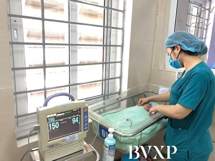 Bé trai đang được chăm sóc tại Bệnh viện đa khoa Xanh Pôn.