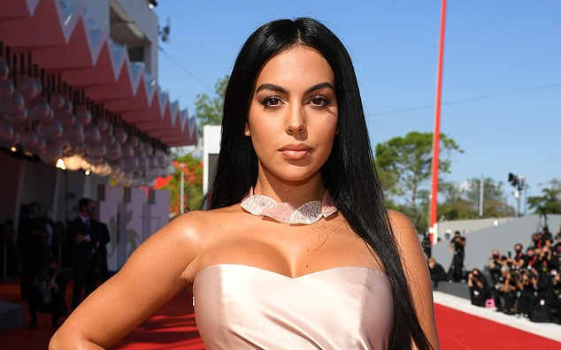 Bạn gái Ronaldo khoe dáng ngọc quyến rũ trên thảm đỏ Liên hoan phim Venice Ảnh 2