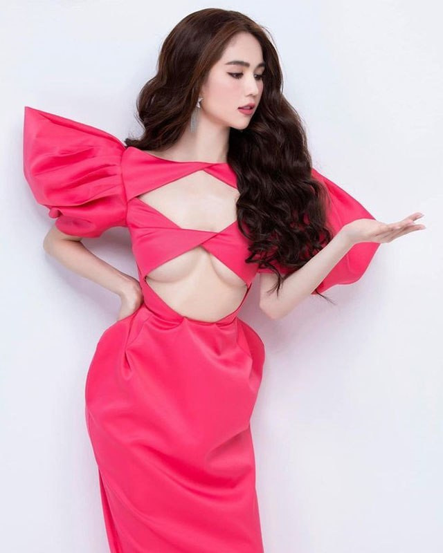 Với chiếc váy hồng quá sức ngọt ngào, gợi cảm, Ngọc Trinh khoe được hết thềm ngực nóng bỏng cùng những điểm thu hút, nếu không phải là Trinh, ắt hẳn khó có mỹ nhân nào có thể chinh phục được. 