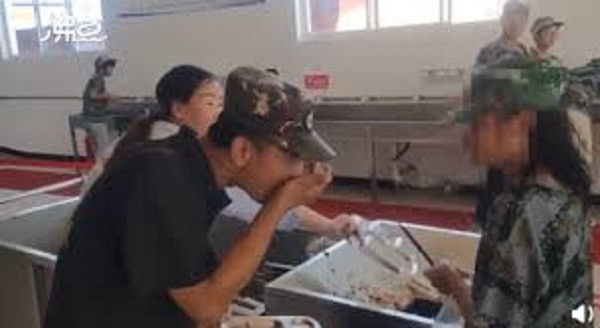 Thầy giáo dạy quân sự bốc thức ăn thừa trước mặt học sinh.