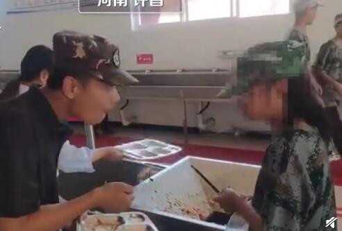 Vừa ăn thầy giáo vừa nhắc nhở nữ sinh không được lãng phí thức ăn.