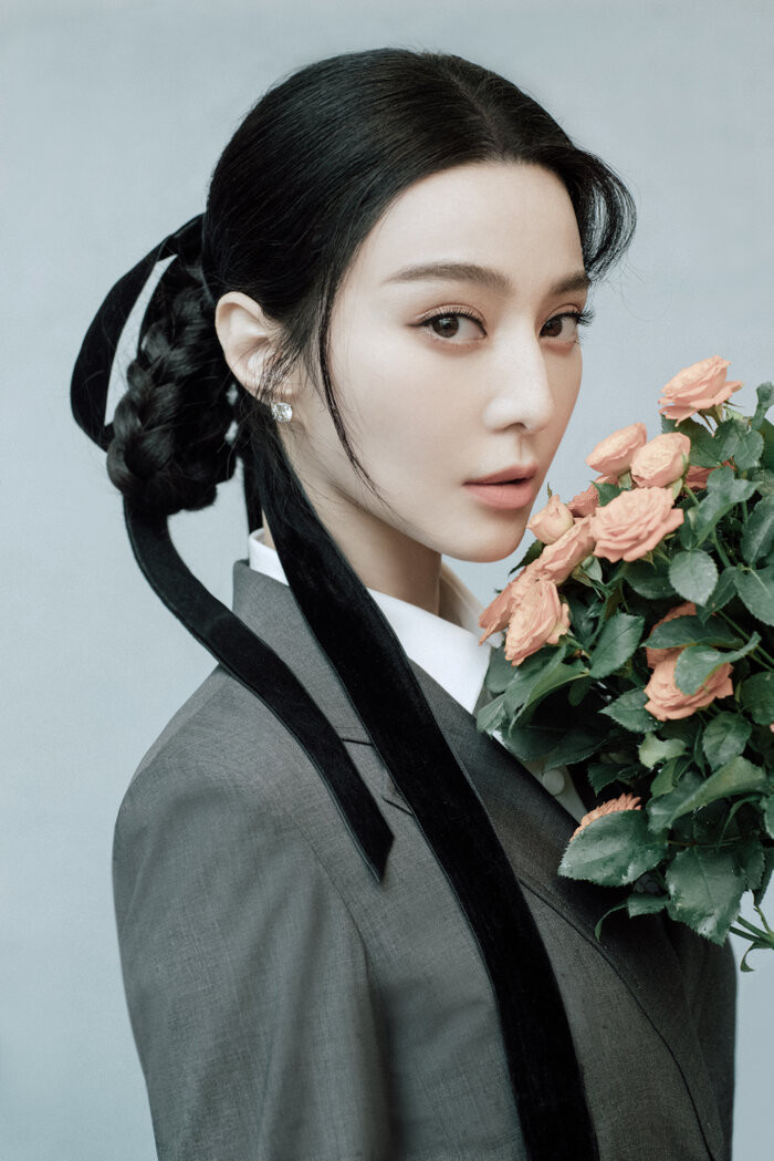 ... mà thậm chí trông cô còn trẻ trung hơn nhiều so với đồng nghiệp cùng trang lứa.