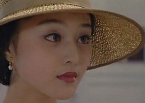 Ở tuổi 16, nàng hoa đán được đánh giá là có vẻ đẹp tinh khôi, dịu dàng và trong sáng