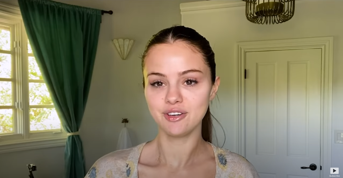 Selena Gomez tự tin khoe mặt mộc trong clip hướng dẫn make up 