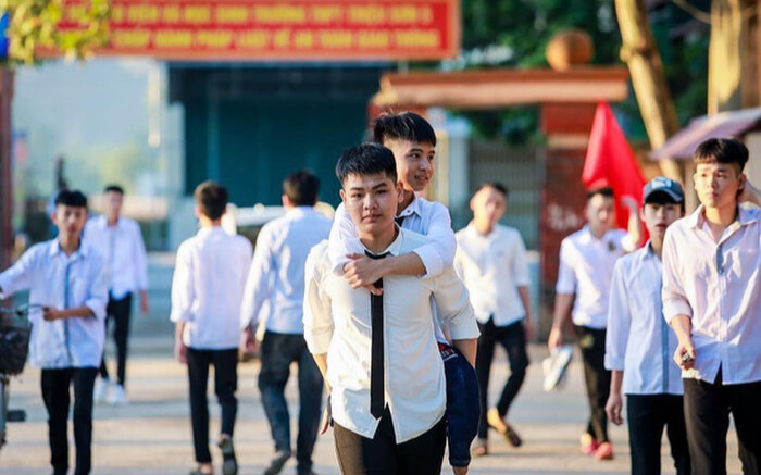 Đôi bạn thân 10 năm cõng nhau đến trường với điểm thi tốt nghiệp THPT cao ngất ngưỡng được khen thưởng Ảnh 2