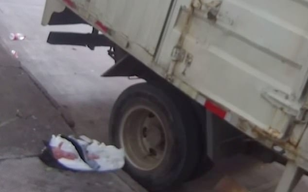 Nghe tiếng khóc phát ra từ túi nilong đen bên đường, người đàn ông sốc nặng khi mở ra xem Ảnh 2