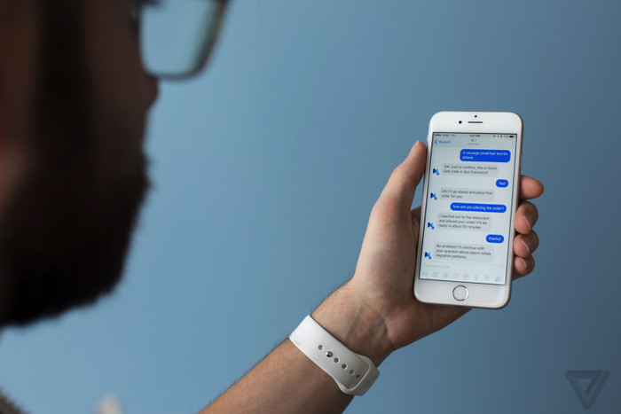 Hồi tháng 6 vừa qua, Facebook đã bắt đầu cảnh báo người dùng nếu họ từng chia sẻ một bài đăng giả mạo. (Ảnh: The Verge)