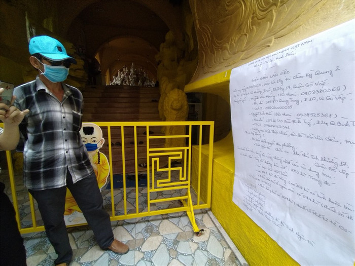 Chùa Kỳ Quang 2 dán thông báo về biên bản làm việc liên quan tình hình xác định danh tính các hũ tro cốt bị mất di ảnh. Ảnh: Anh Tú/Lao Động