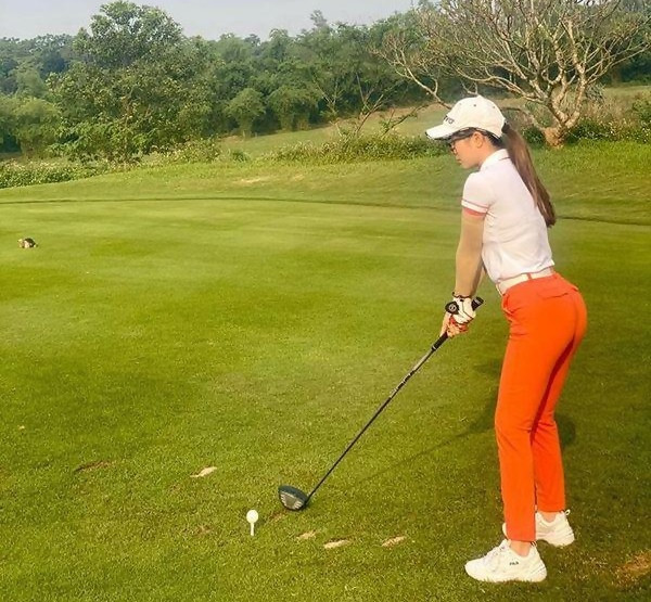 Style chơi golf của dàn mỹ nhân Việt: Hương Giang khoe đôi chân cực phẩm, Huyền My lại kín bưng Ảnh 12