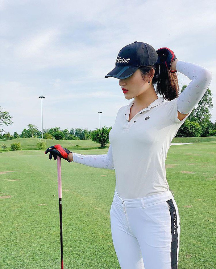 Style chơi golf của dàn mỹ nhân Việt: Hương Giang khoe đôi chân cực phẩm, Huyền My lại kín bưng Ảnh 5