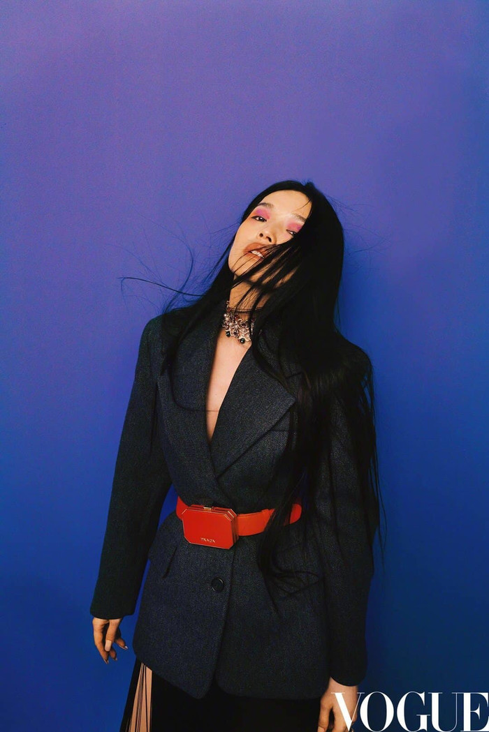 Cô chọn các tone makeup đậm đà nhiều màu sắc theo từng set đồ