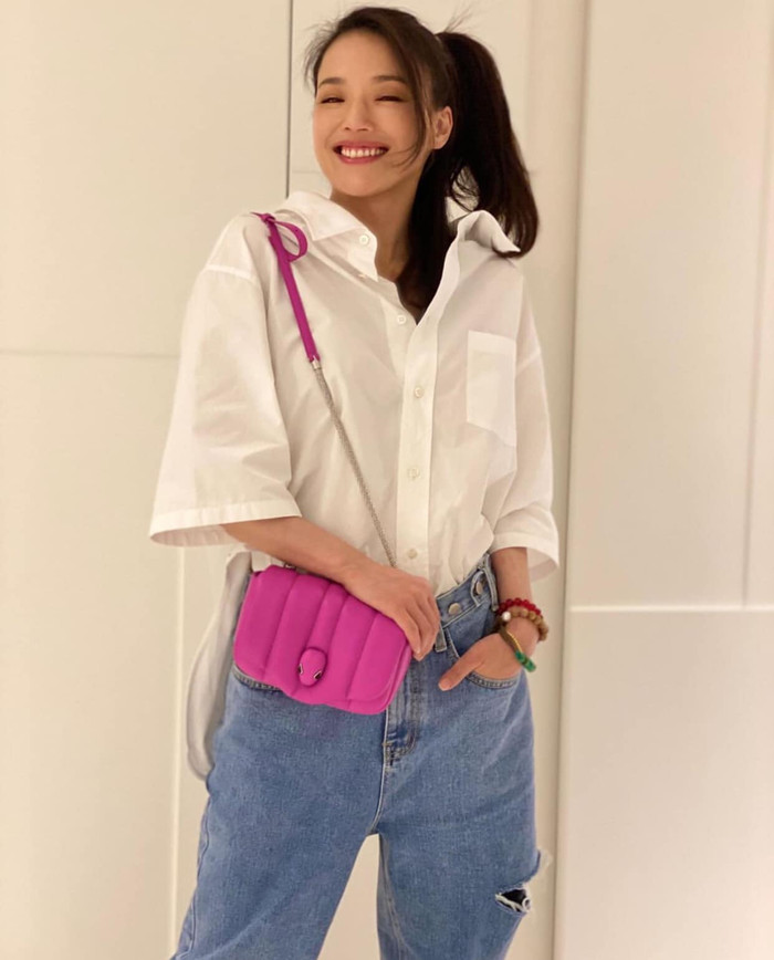 Ngay cả trong những bức ảnh mới nhất của mình, Thư Kỳ còn chọn túi sắc tím mix kèm trang phục giản dị của mình để làm điểm nhấn