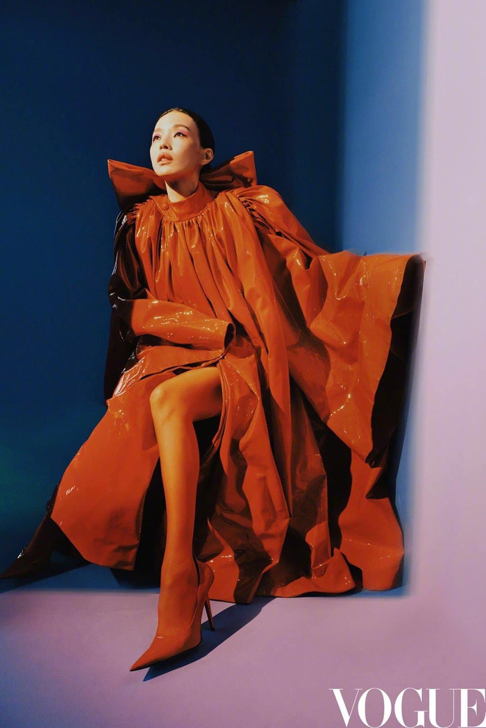 Dù trang phục kén dáng , khó mặc nhưng Thư Kỳ vẫn chinh phục dễ dàng 