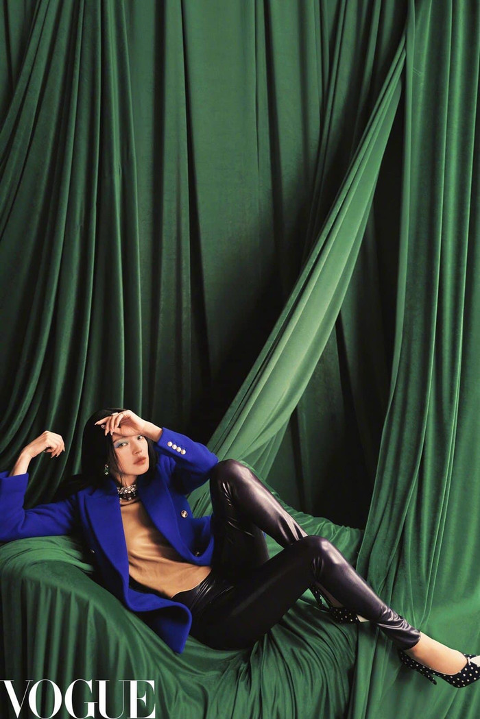 Thư Kỳ đẹp điên đảo với loạt trang phục đầy màu sắc với tông makeup đậm đà trên tạp chí Vogue Ảnh 4
