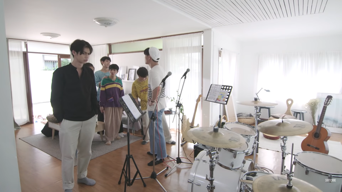 P'Dim không cho phép 2 ra ngoài hay liên lạc với những người khác bằng điện thoại trong suốt quá trình tập luyện cho ban nhạc.