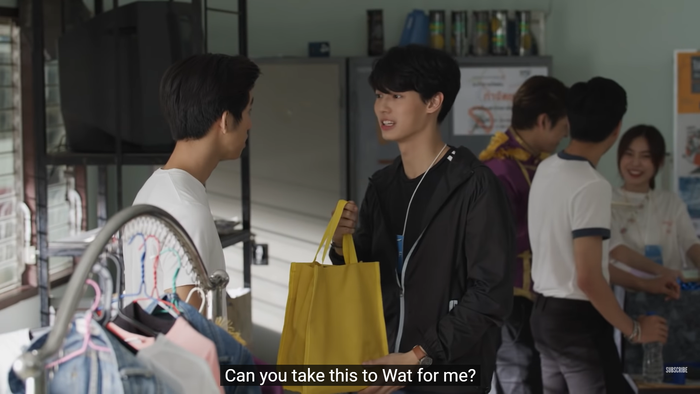 Tine nhờ em chồng mang đồ ăn đến cho Sarawat.