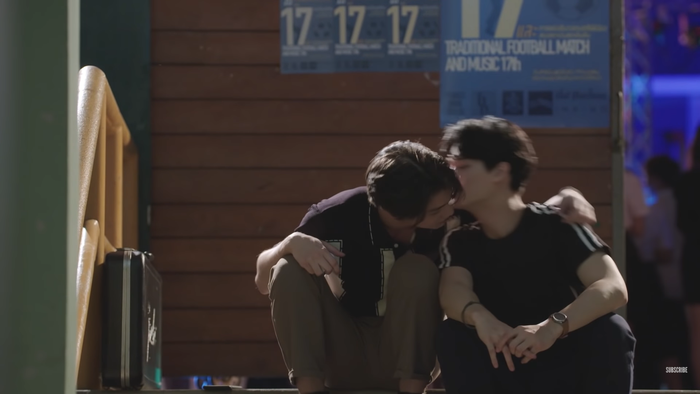 Khoảnh khắc ngọt ngào của cặp đôi chính Sarawat - Tine lúc cuối phim khiến trái tim người xem tan chảy.