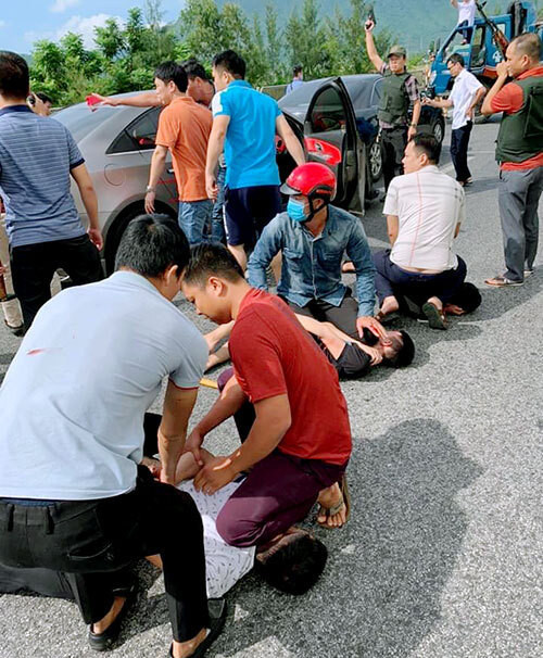 Các đối tượng bị cảnh sát khống chế. Ảnh Vietnamnet