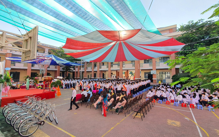 Sáng nay (5/9), hàng ngàn học sinh TP. HCM đeo khẩu trang dự lễ khai trường Ảnh 2