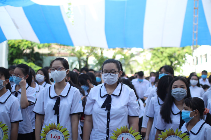 TP.HCM: Học sinh được đo nhiệt độ, mang khẩu trang bước vào khai giảng Ảnh 1