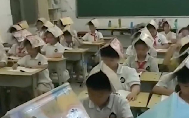 Giáo viên bắt học sinh đội sách giáo khoa lên đầu để 'sửa tư thế' gây tranh cãi Ảnh 2